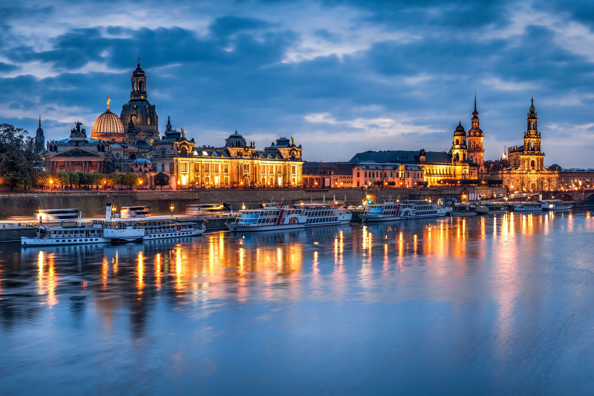 Beeindruckende Nachtaufnahme von Dresden – Ihr neues Webdesign könnte genauso eindrucksvoll sein.