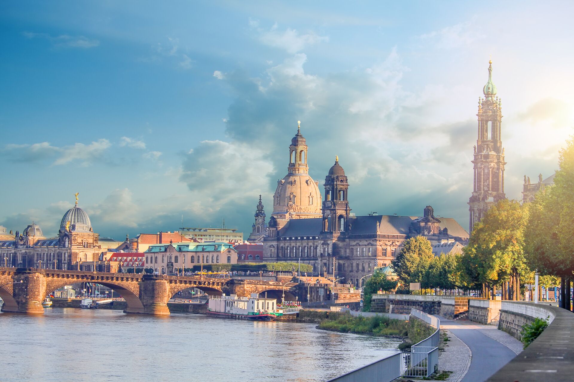 Panoramaansicht von Dresden auf die Elbe und Frauenkirche