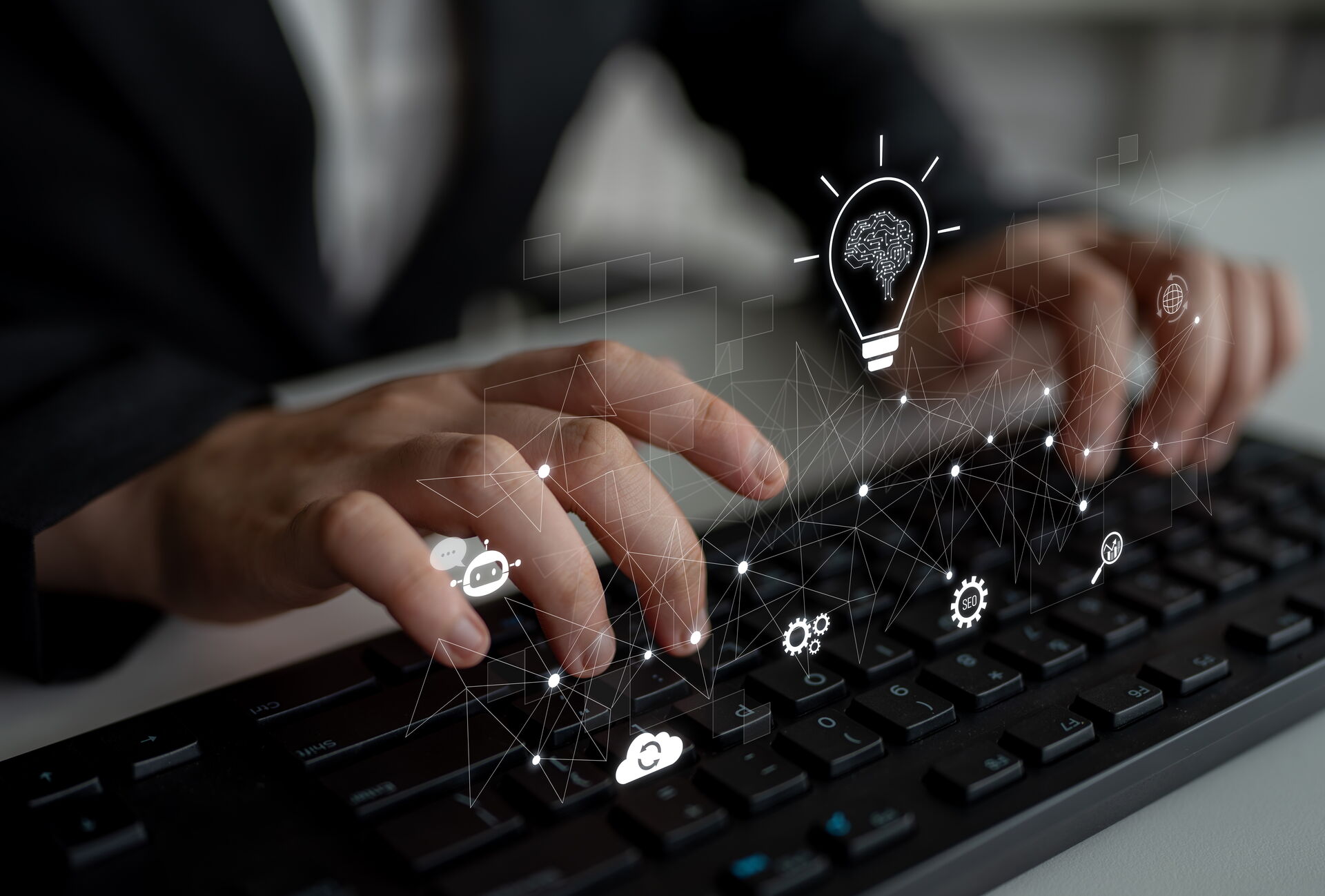 Verschiedene helle Icons zum Thema SEO und KI - im Hintergrund ist eine dunkle Tastatur und Hände