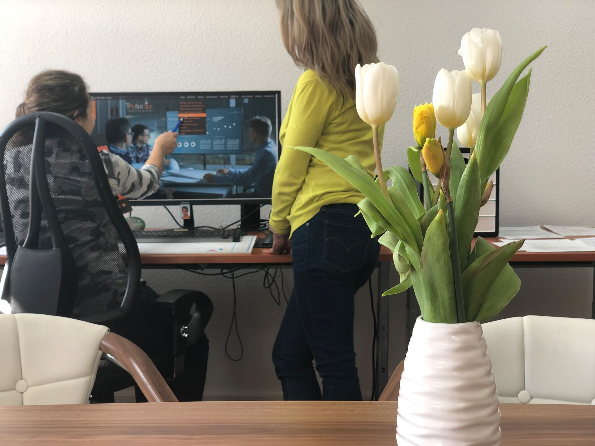 Mitarbeiterein von Myartside und die Geschäftsführerin S. Baudisch analysieren am PC die Website eines Kunden auf SEO und GEO