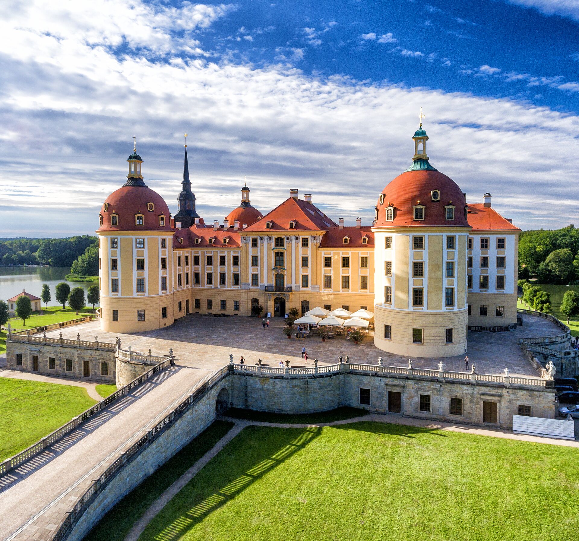 Drohnenaufnahme im Sommer vom Schloss Moritzburg