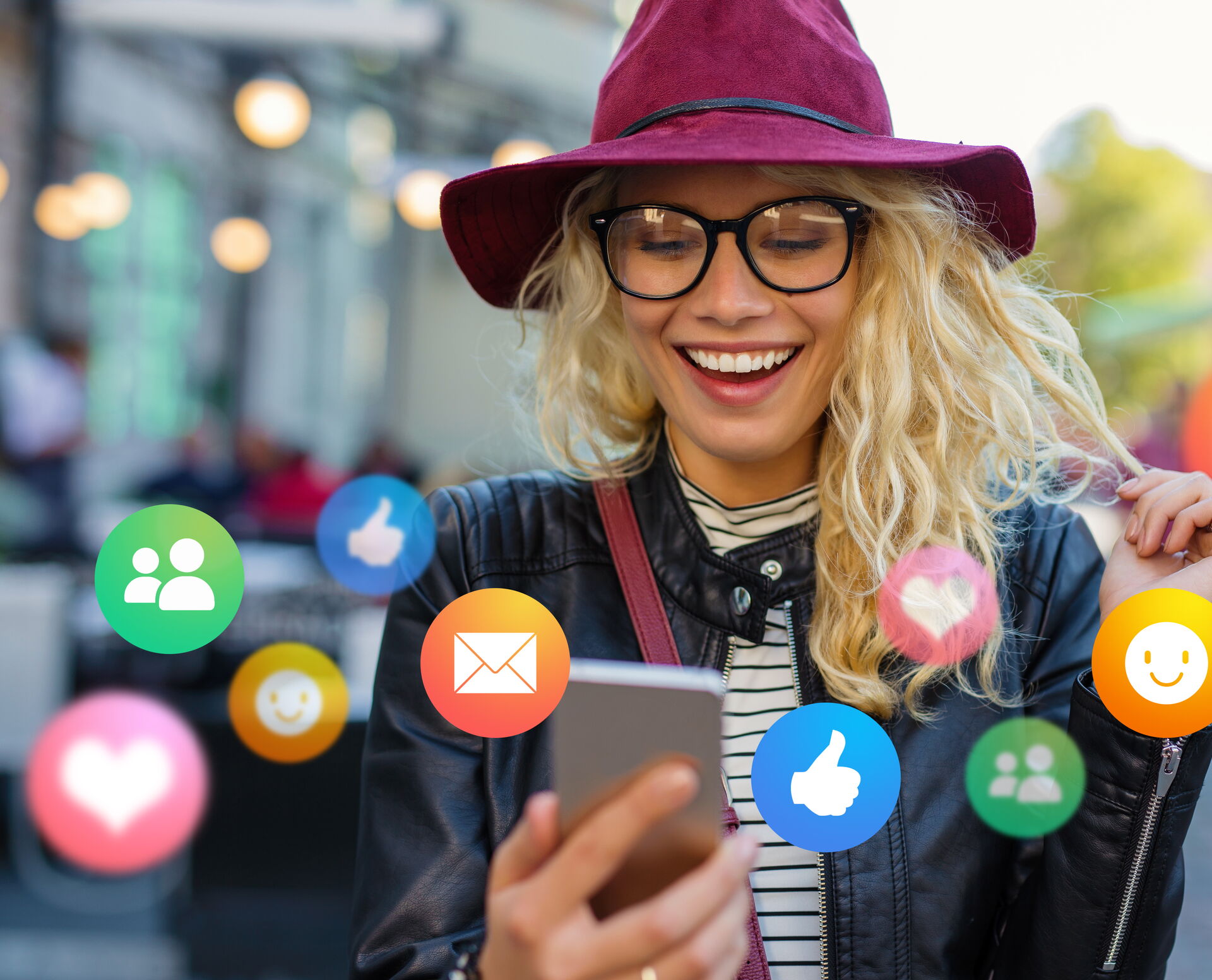 Frau mit Smartphone, umgeben von Social-Media-Symbolen, die aktives Engagement andeuten. Im Hintergrund Leipzig.