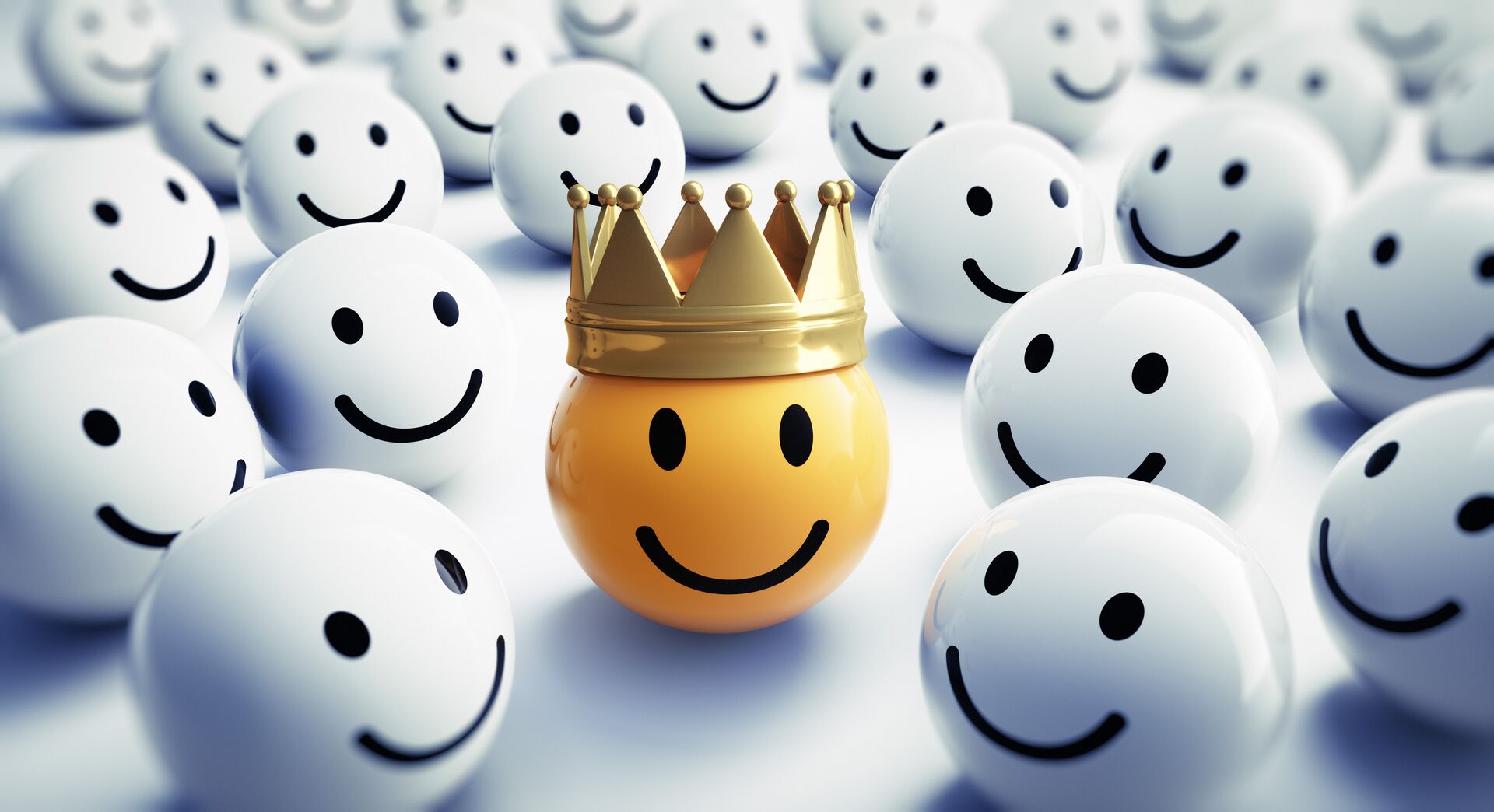 Herausragendes Webdesign und SEO: Eine gelbe Smiley-Figur mit Krone sticht aus der Menge hervor.
