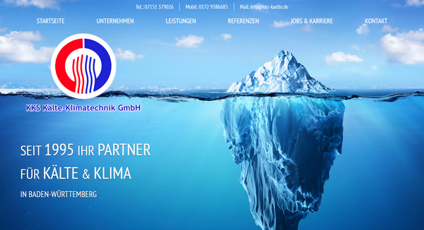 Notebook-Ansicht der KKS-Kälte.de Website mit Leistungen und Kontaktmöglichkeiten