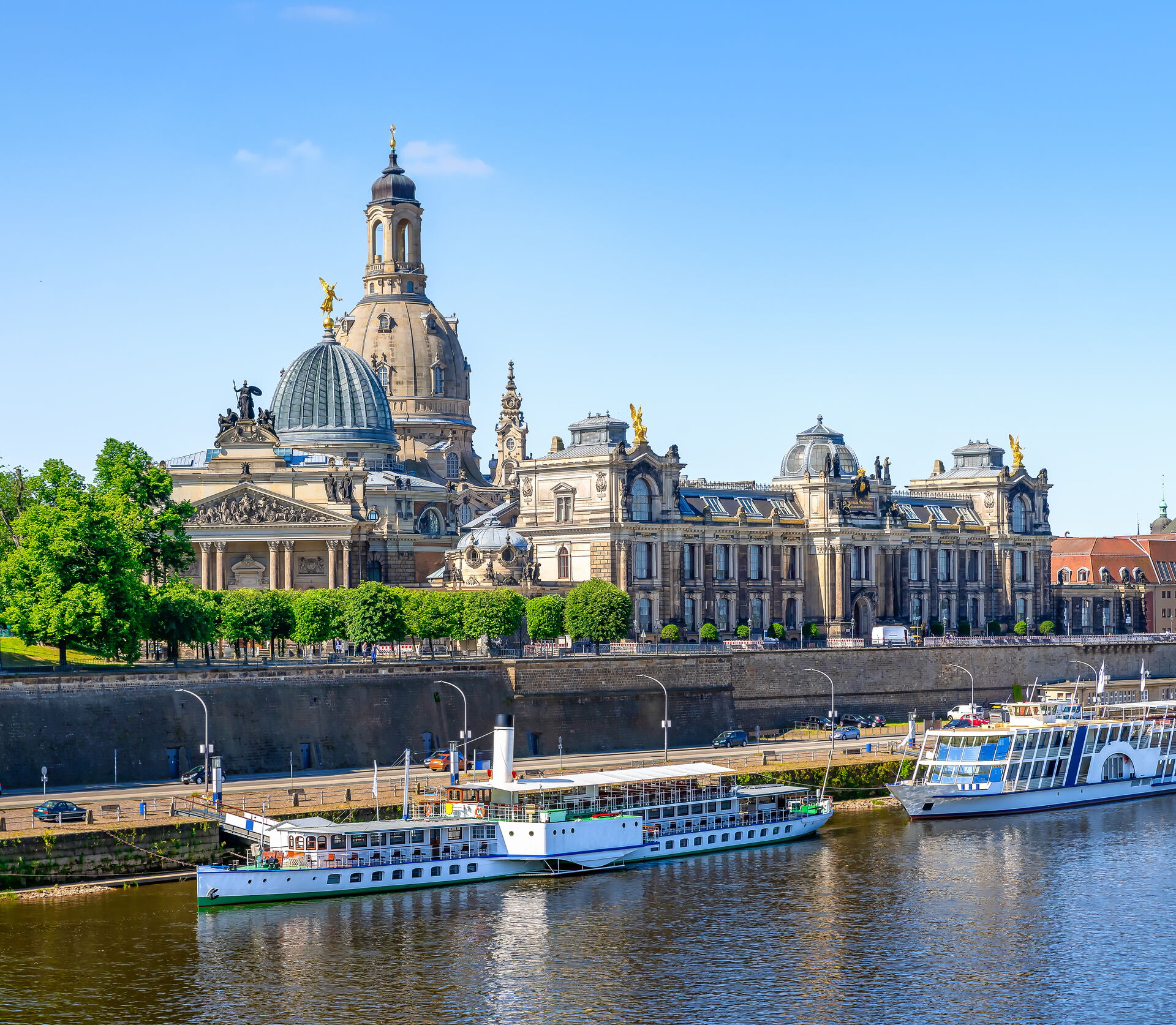 Panoramaaufnahme mit Blick auf Dresden - Frauenkirche, Elbe und Dampffahrt