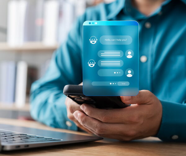 Person nutzt Smartphone mit schwebendem KI-Chatbot für Kundenservice, symbolisiert digitalen Support von MyArtSide Bautzen.