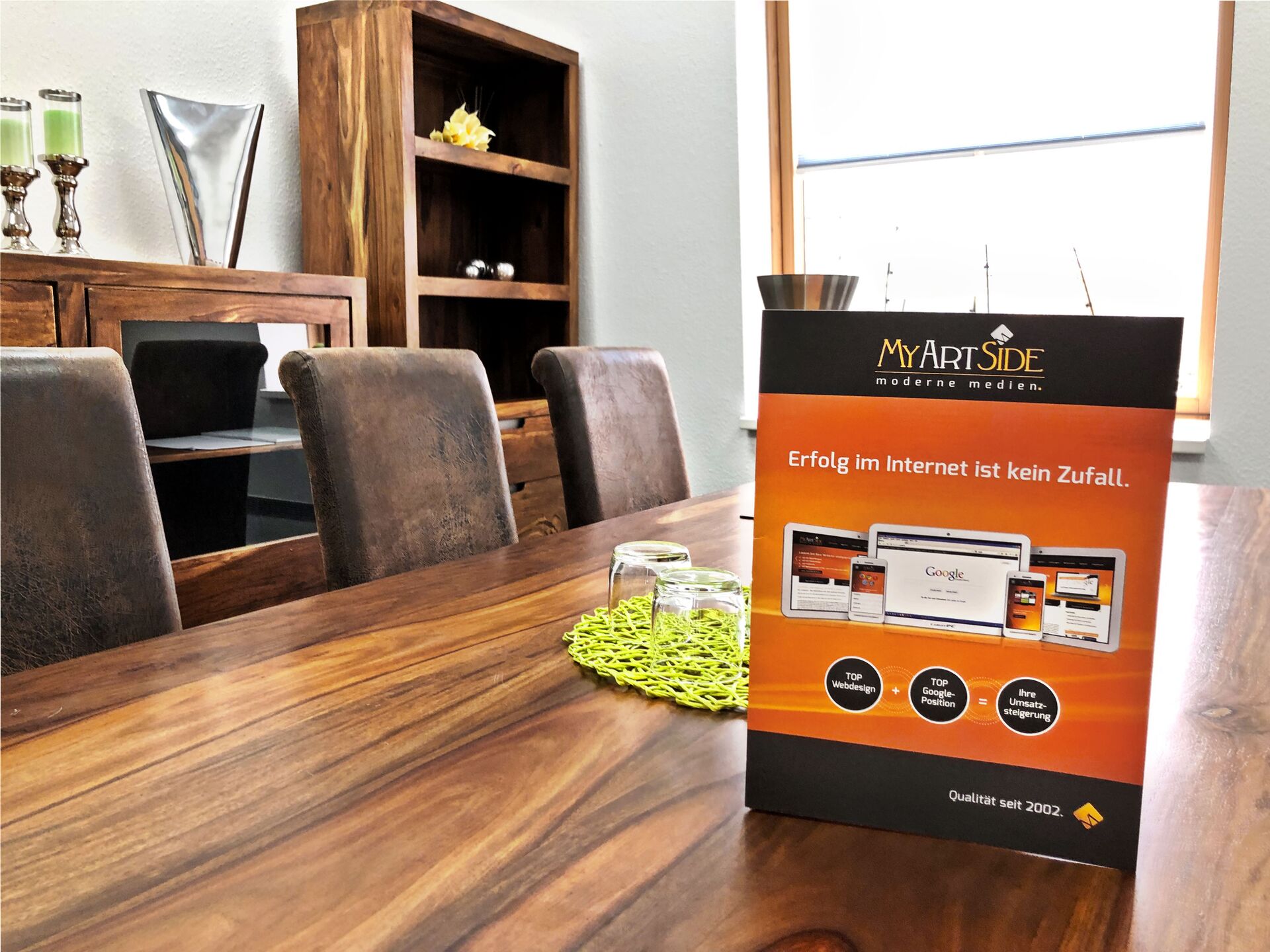 Aufsteller mit dem Slogan "Erfolg im Internet ist kein Zufall." von MyArtSide, der Webdesign und SEO als strategische Werkzeuge für Online-Erfolg darstellt.
