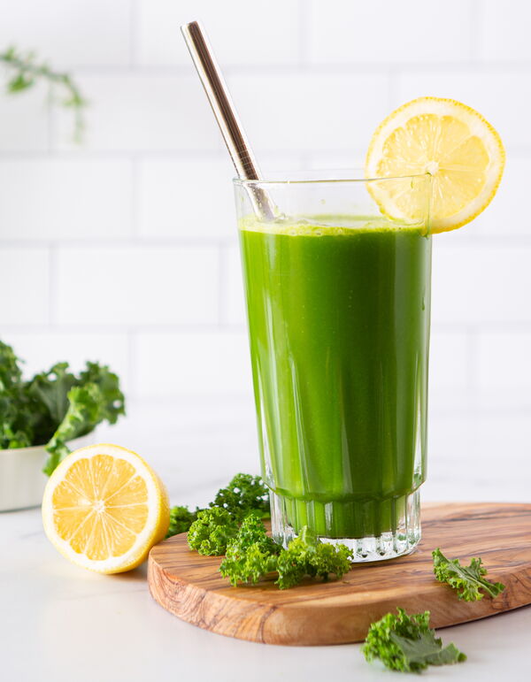 Ein Glas frischer grüner Juice mit Zitrone und Kale, steht für gesunde Getränke von MyArtSide Bautzen.