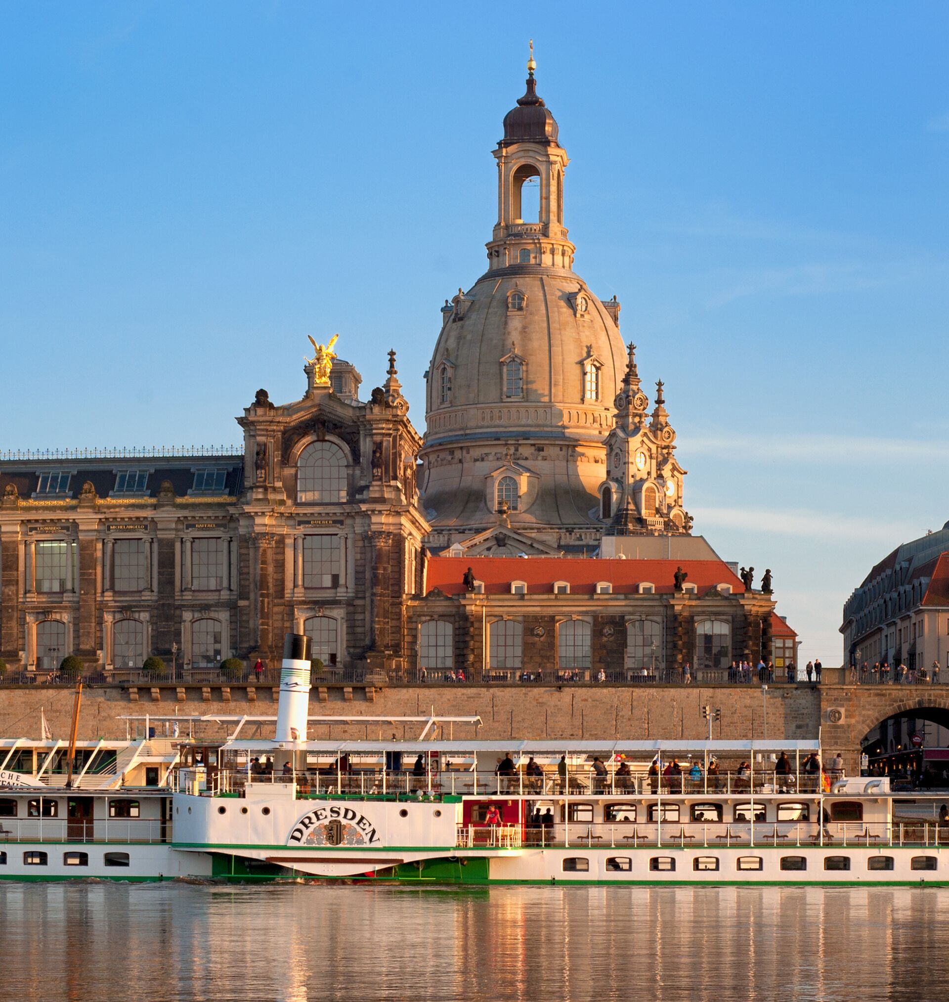 Panoramablick von der Elbe in Dresden auf die Altstadt