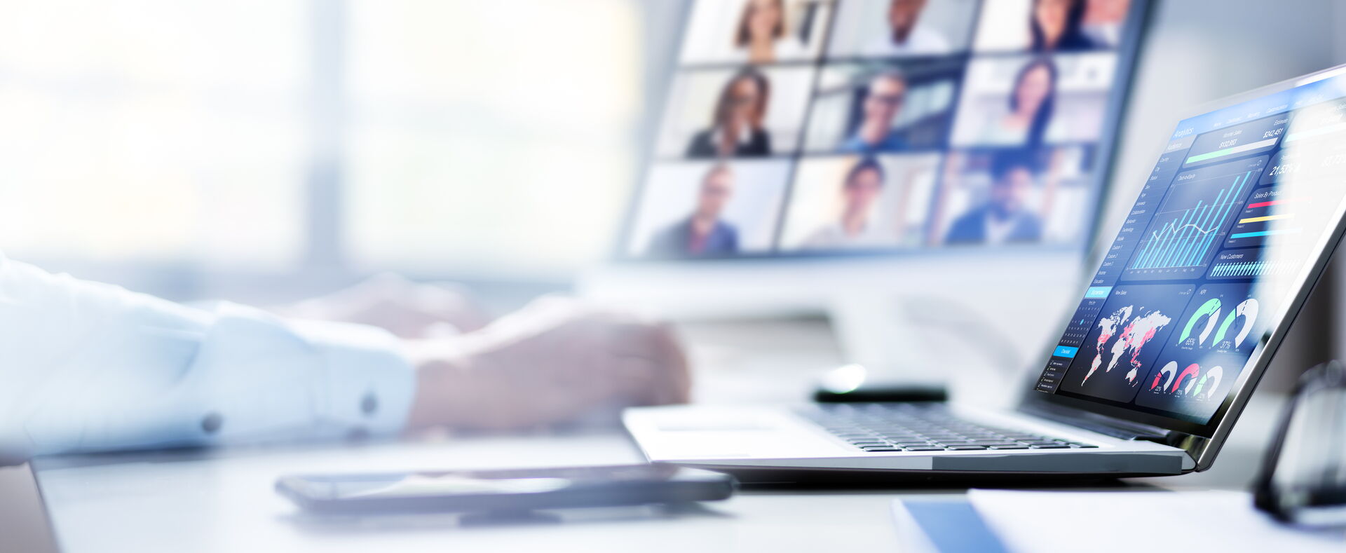 CONTAO Programmierung und Entwicklung am Standort Dresden Eine verschwommene Ansicht einer Person, die an einem Computer arbeitet, in einem Büro in der Nähe von Dresden.