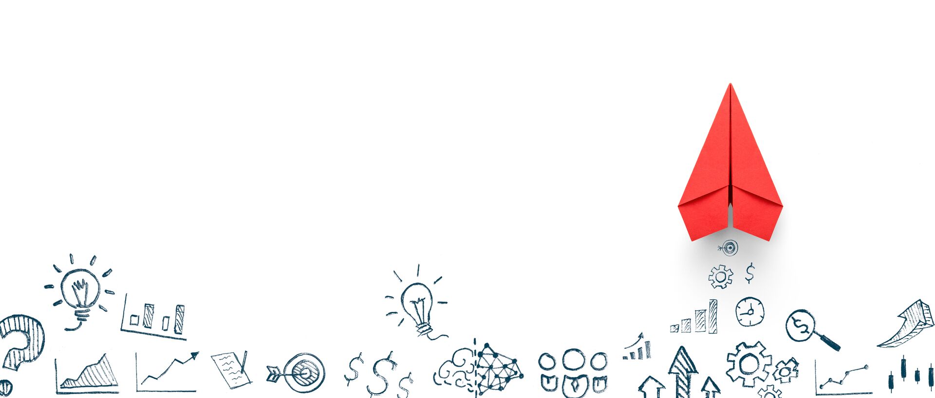 Ein rotes Papierflugzeug, das scheinbar aus handgezeichneten Ideen und Analysen startet. Symbolisiert die Verbindung von kreativen Ideen und deren Umsetzung in der Contao Webentwicklung.