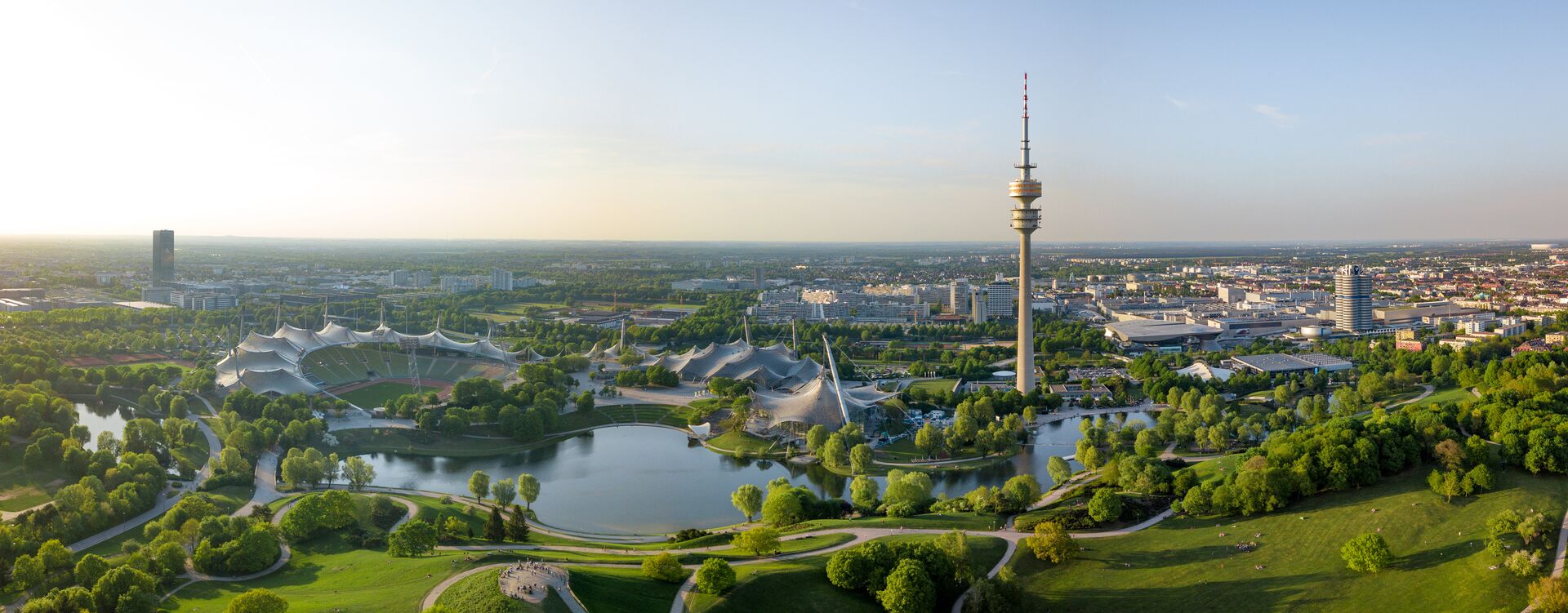 Blick über die Parkanlage in München, Olympiapark