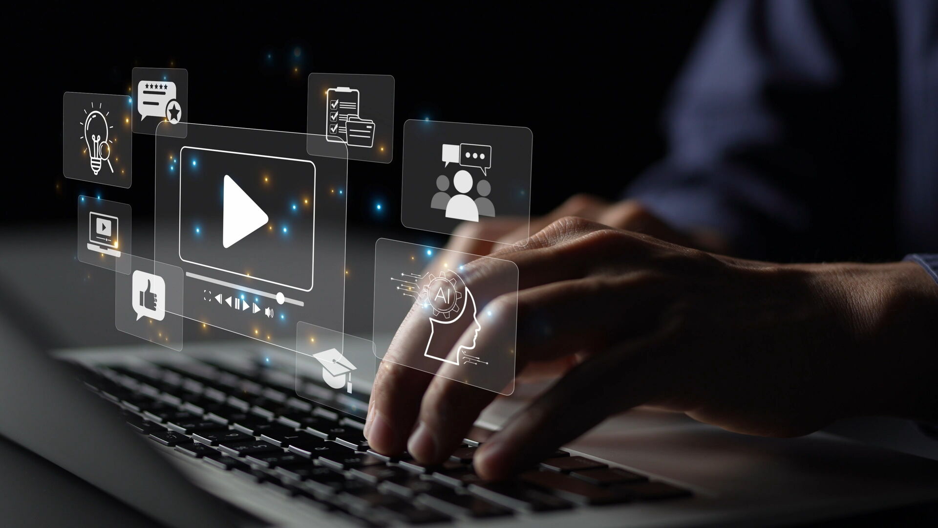 Hände tippen auf einem Laptop. Darüber schweben digitale Icons für Online-Kurse, Video und künstliche Intelligenz.