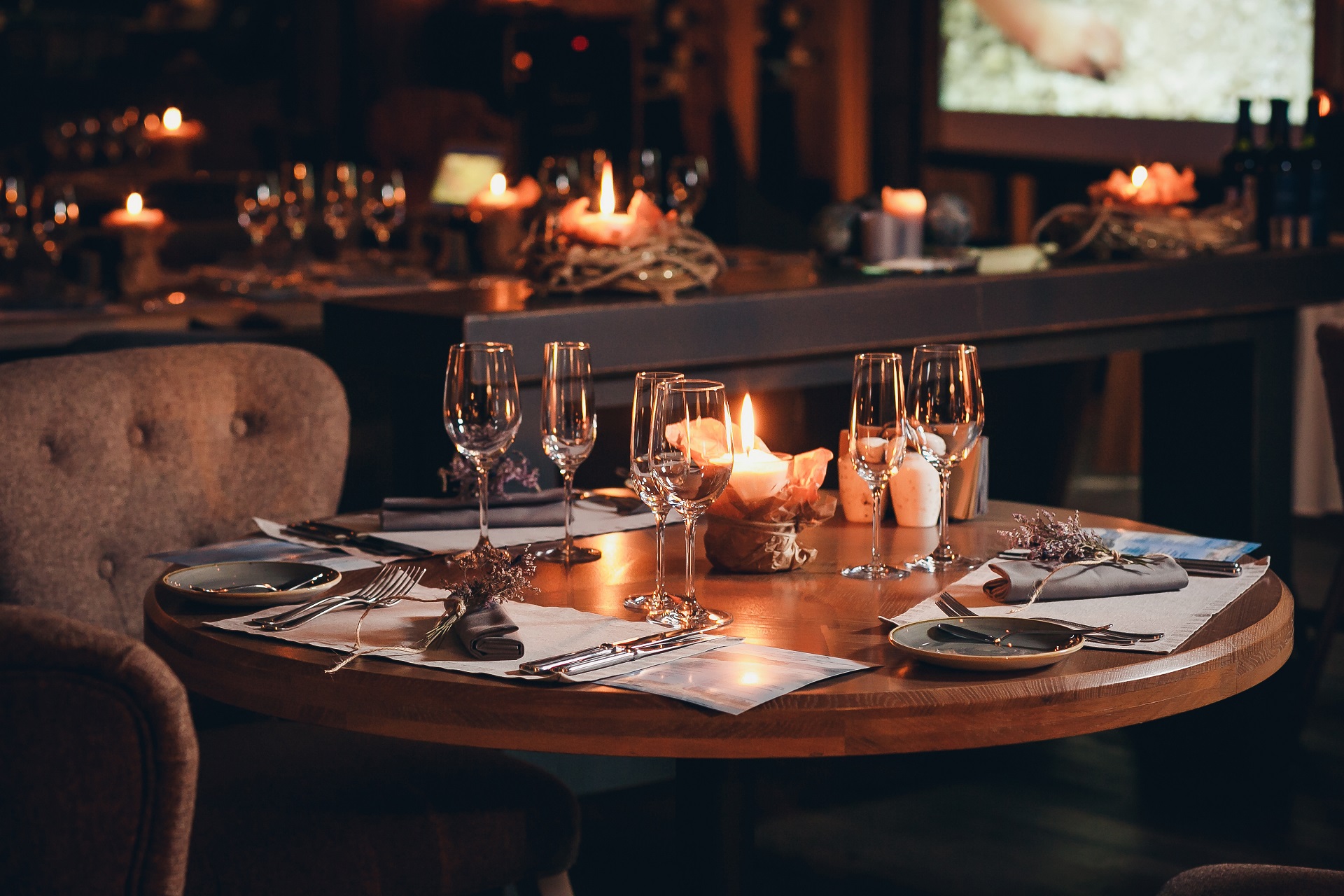 Eingedeckter Tisch im Restaurant oder Hotel - Optimierung für Gastronomie-Webseiten