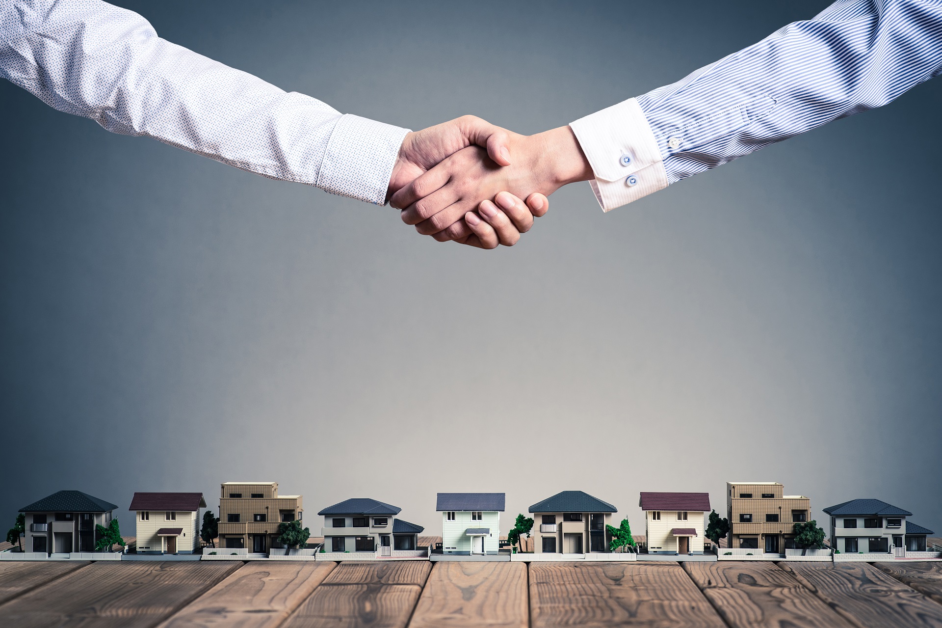 Hausverkauf im Internet - Handschlag Immobilienmakler mit Verkäufer