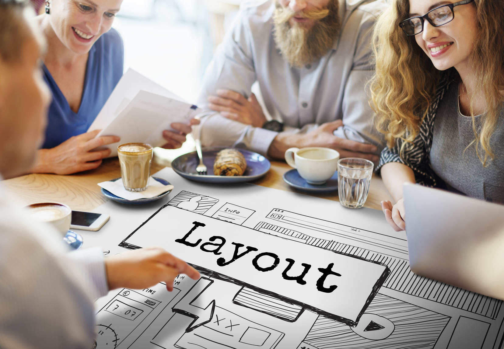 Webdesigner besprechen ein Layoutentwurf für den Kunden