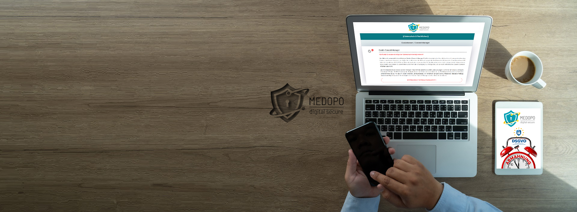 Ein Smartphone und ein Laptop zeigen den MEDOPO Datenschutz-Scanner. Einsatz des Scanners im Webdesign.