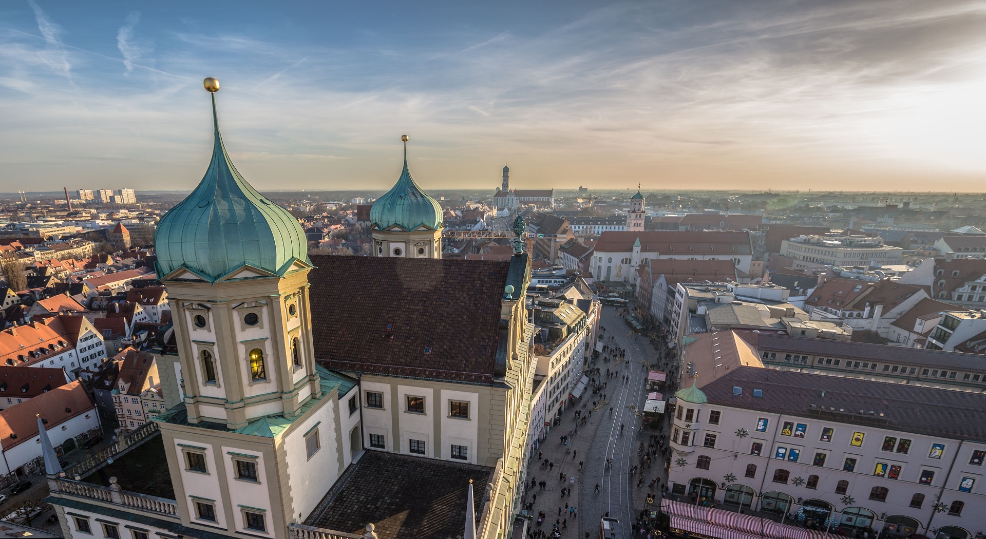 Drohnenaufnahme über den Dächern von Augsburg