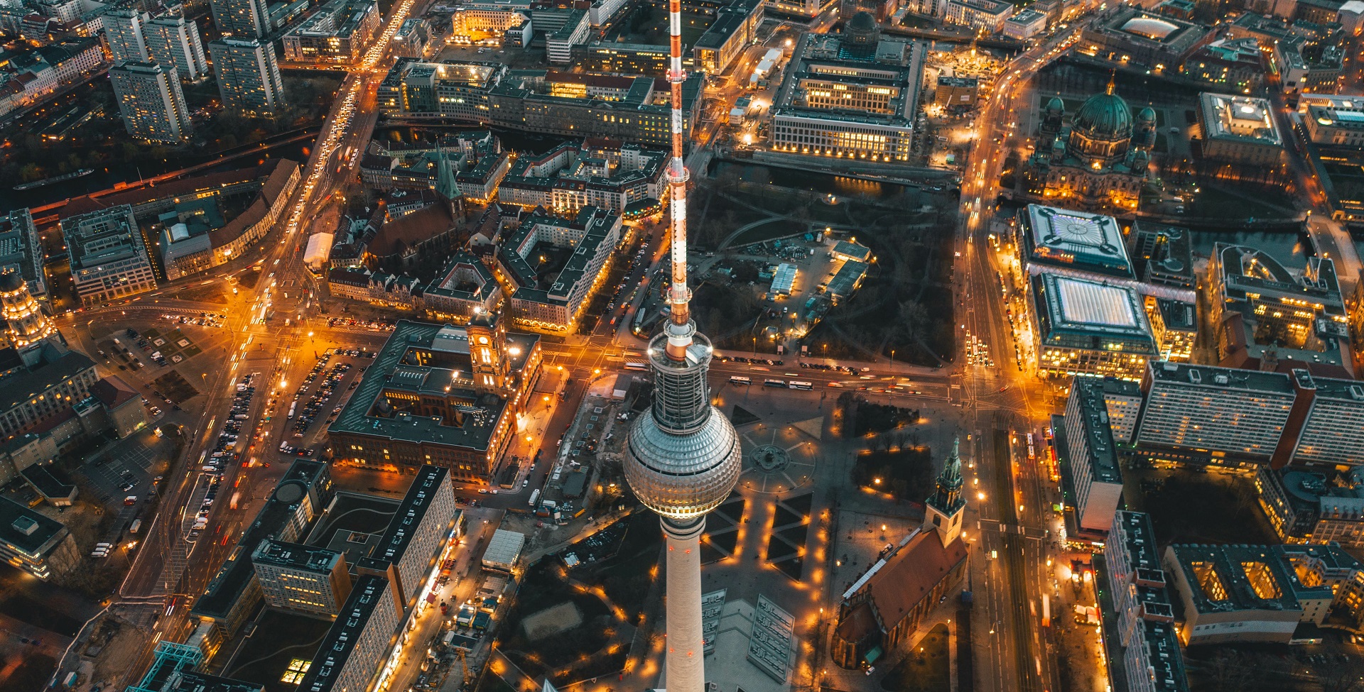 Drohnenaufnahme am Fernsehturm in Berlin bei Nacht
