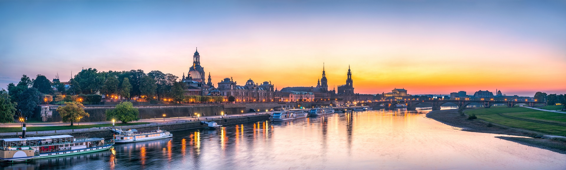 Sonnenuntergang mit Blick über die Elbe zur Altstadt Dresden