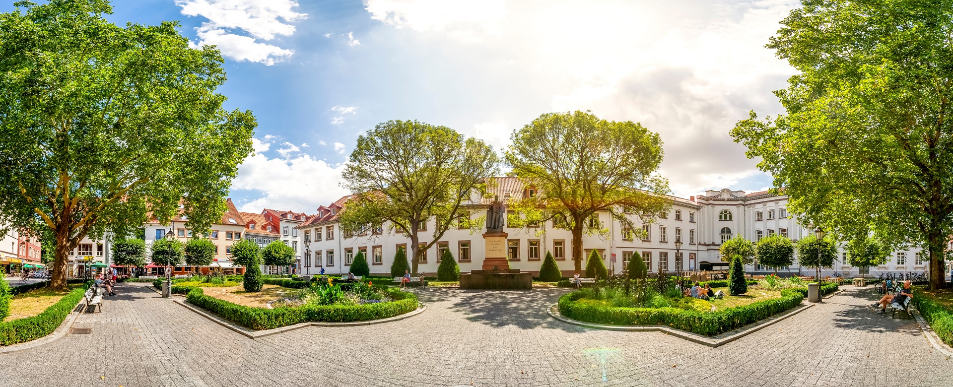 Panoramablick auf eine Parkanlage in Göttingen