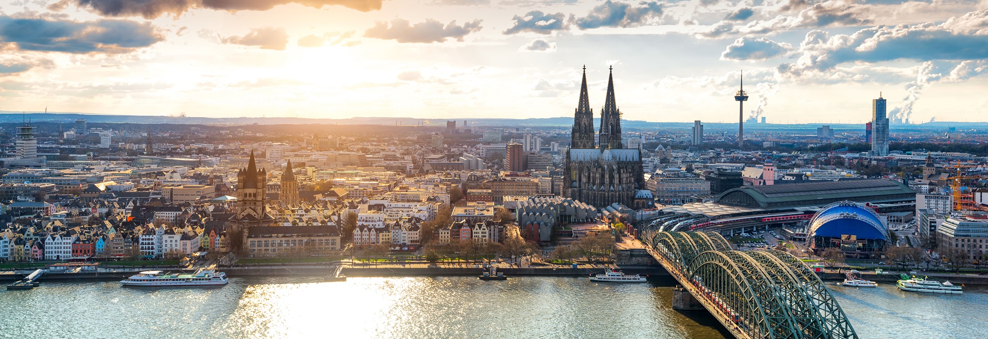 Wunderschöner Blick auf Köln mit untergehender Sonne