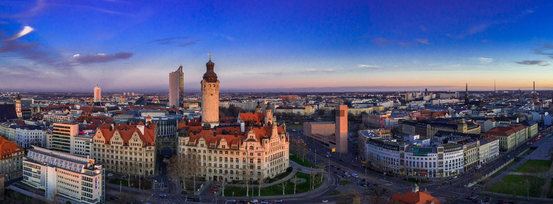Drohnenaufnahme bei Nacht über die Stadt Leipzig