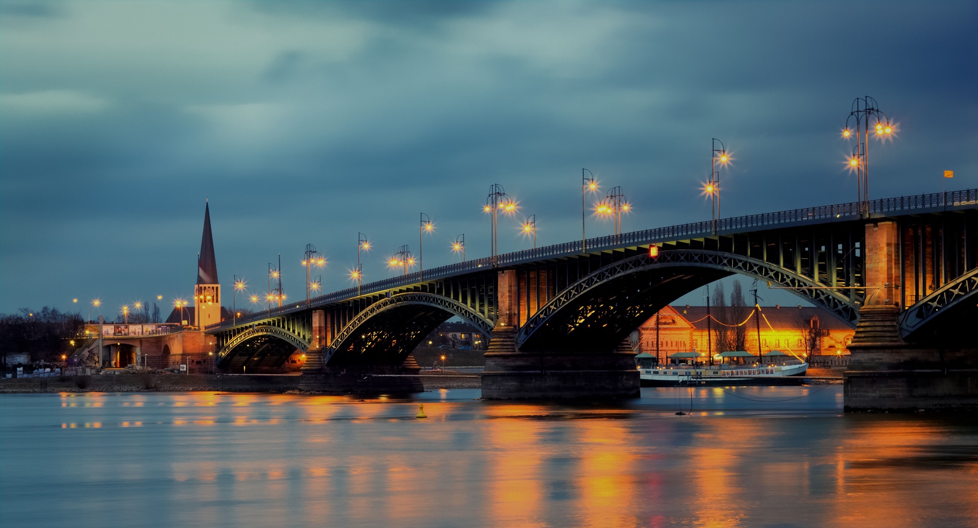 Effektvolles Foto mit Lichtspiegelungen im Rhein bei Nacht